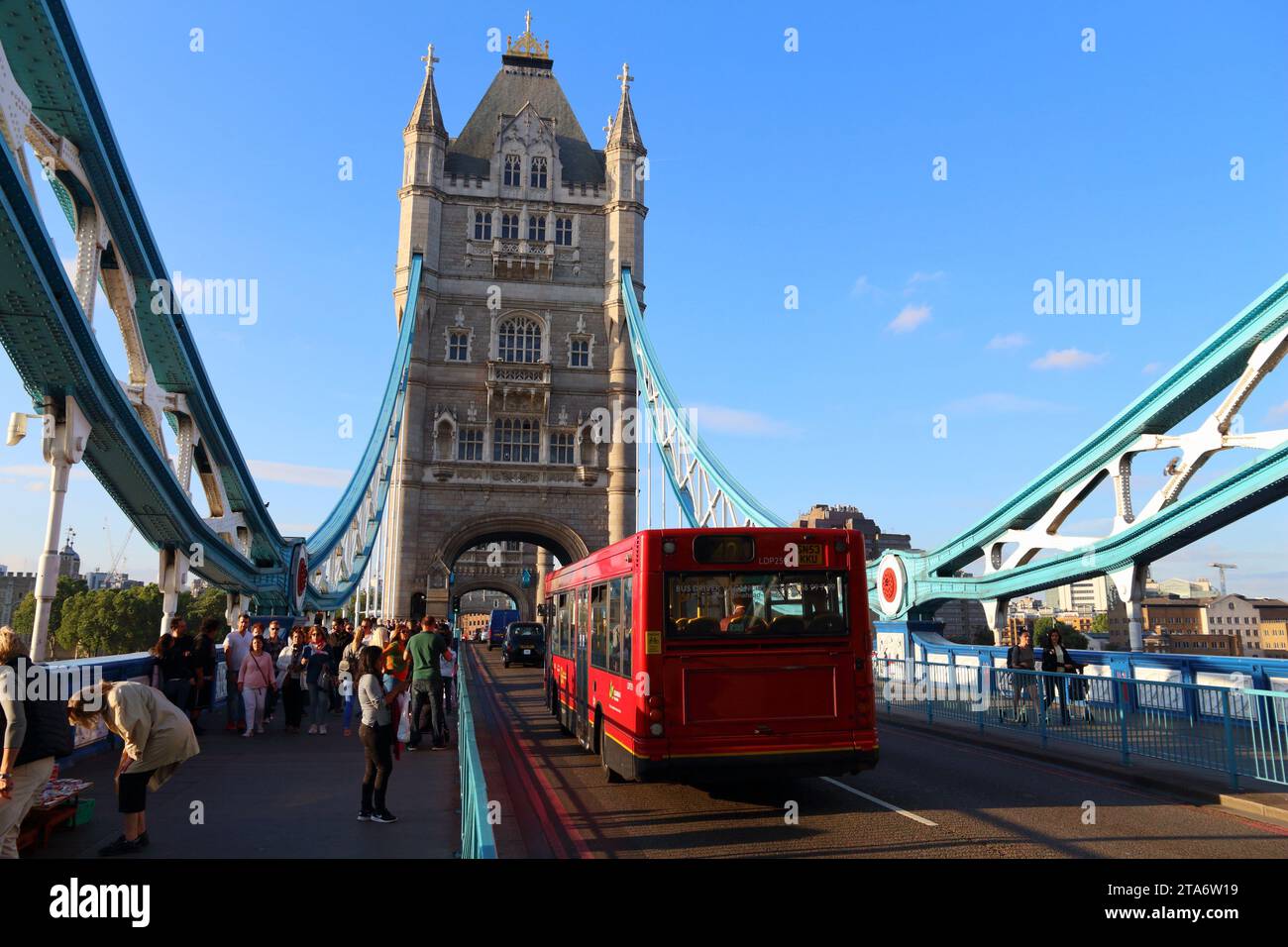 LONDRA, Regno Unito - 8 LUGLIO 2016: Le persone viaggiano su un autobus cittadino sul Tower Bridge, Londra, Regno Unito. Transport for London (TFL) gestisce 8.000 autobus su 673 percorsi. Foto Stock