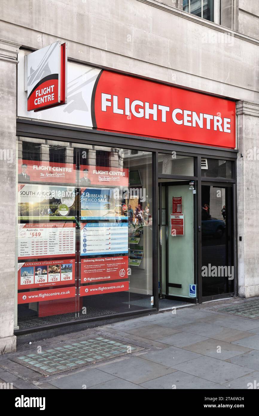 LONDRA, Regno Unito - 7 LUGLIO 2016: Agenzia di viaggi Flight Center e agenzia di prenotazione di compagnie aeree a Londra, Regno Unito. Flight Center Travel Group è un'azienda australiana. Foto Stock