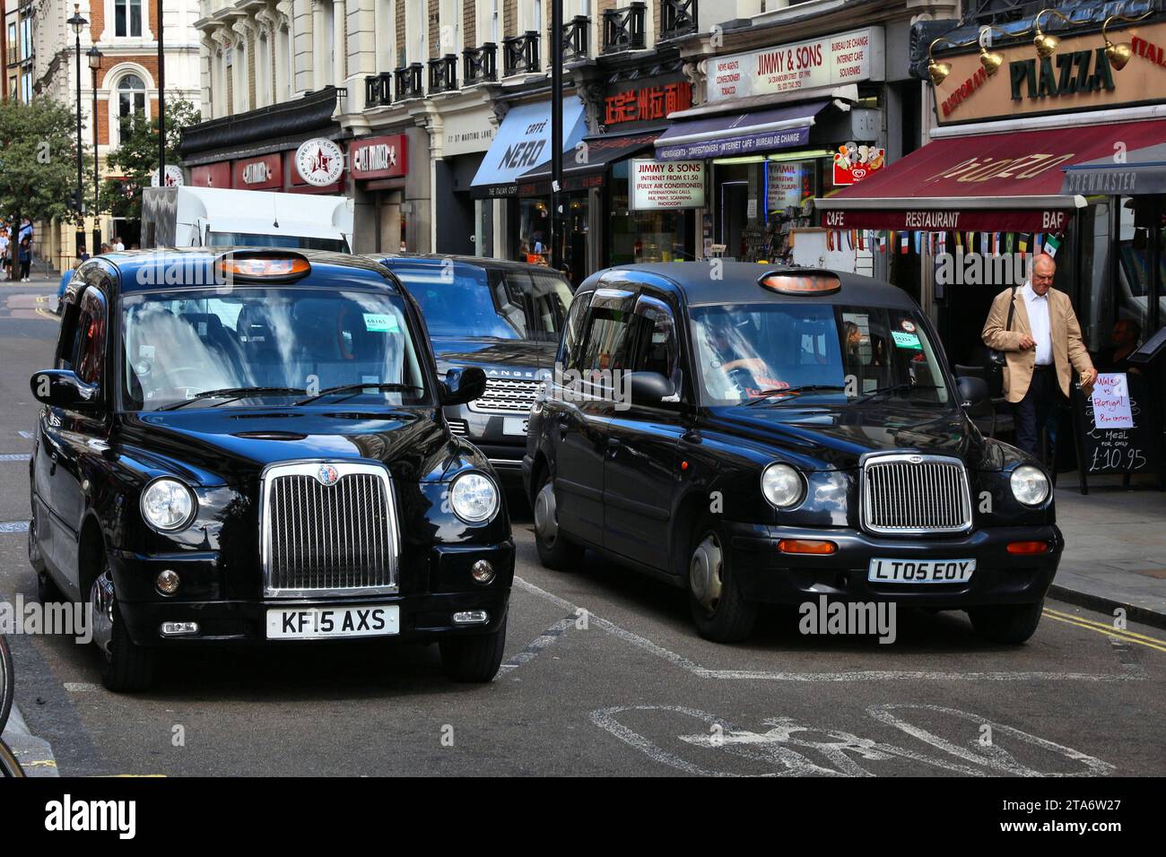 LONDRA, Regno Unito - 6 LUGLIO 2016: Taxi neri nell'area di Covent Garden a Londra. Londra è la città più popolosa del Regno Unito con 13 milioni di persone che vivono nella sua me Foto Stock