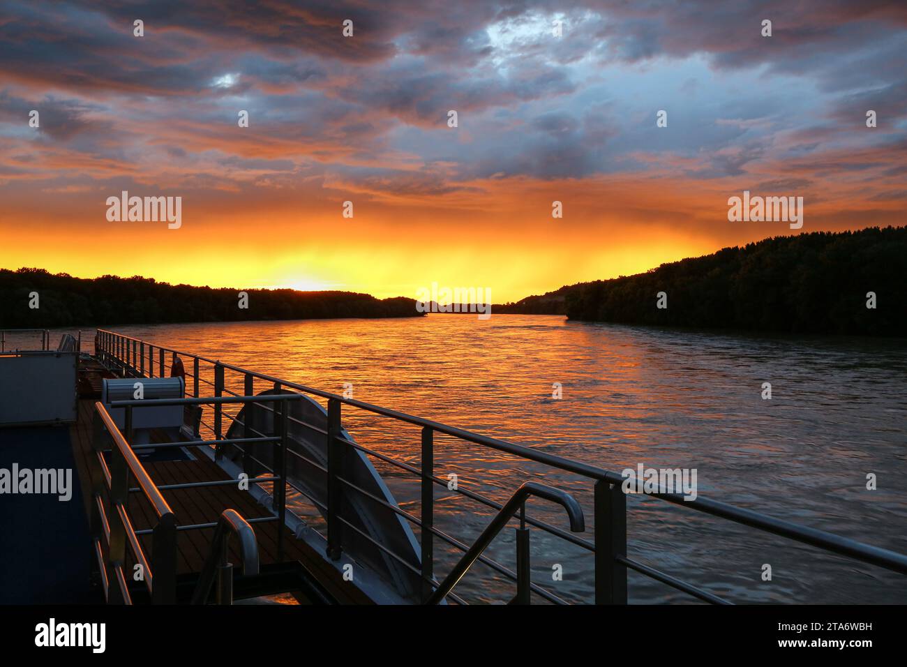 Magnifico tramonto sul Danubio visto da una nave da crociera sul fiume vicino a Vukovar, regione orientale della Slavonia, al confine tra Croazia (a sinistra) e Serbia (a destra) Foto Stock