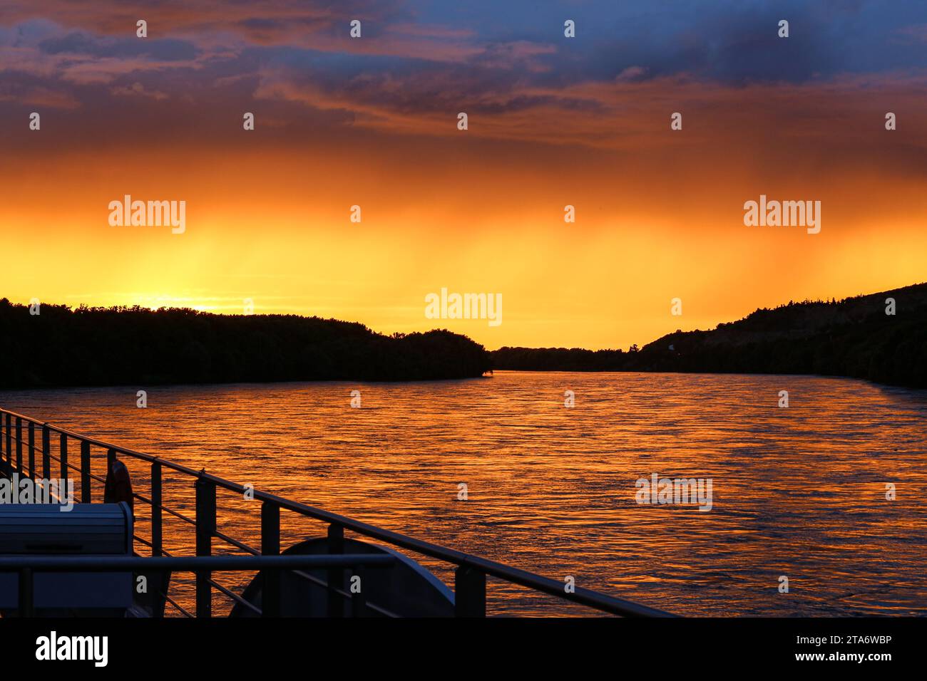 Magnifico tramonto sul Danubio visto da una nave da crociera sul fiume vicino a Vukovar, regione orientale della Slavonia, al confine tra Croazia (a sinistra) e Serbia (a destra) Foto Stock