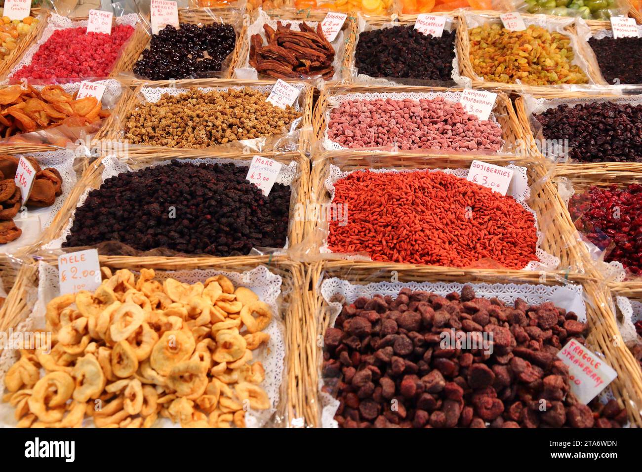 Cesti di frutta secca in un mercato alimentare a Firenze, Italia. Foto Stock