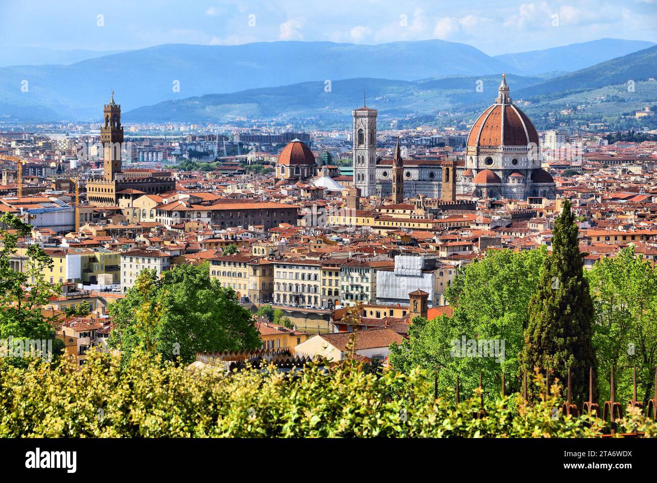 Vista HDR citta' di Firenze ad alta dinamica con cattedrale. Architettura della città vecchia a Firenze, Italia. Foto Stock