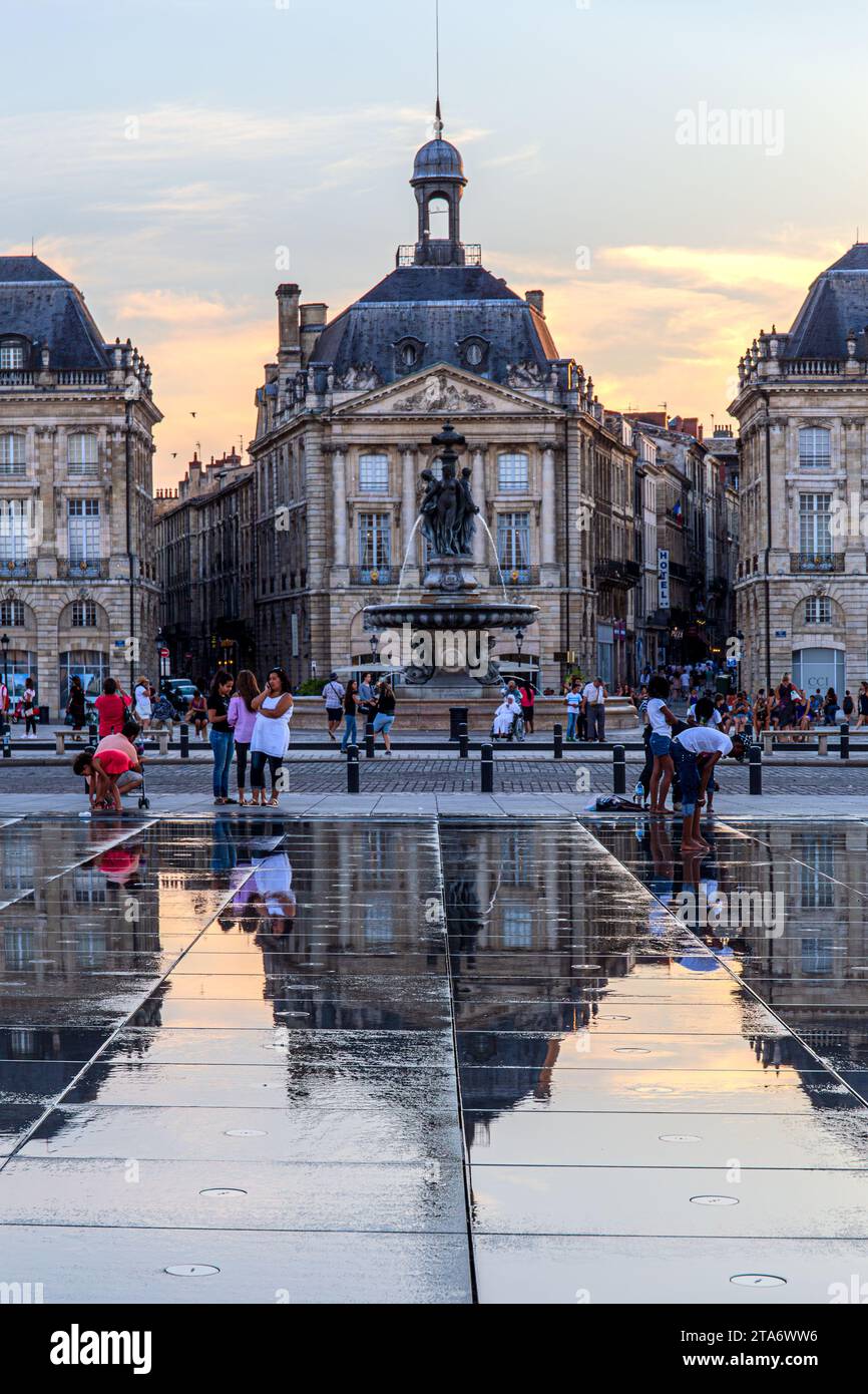 Vista e riflesso nell'acqua della Place de la Bourse, presa dal Miroir d'eau, Bordeaux, Francia Foto Stock