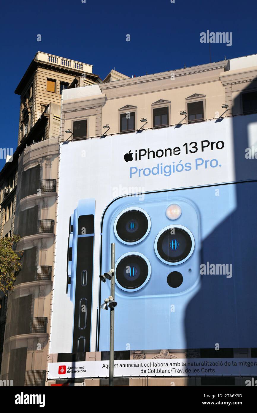 BARCELLONA, SPAGNA - 7 OTTOBRE 2021: Grande annuncio cartellone pubblicitario per Apple iPhone 13 Pro che copre un intero edificio nel centro di Barcellona, Spagna. Foto Stock
