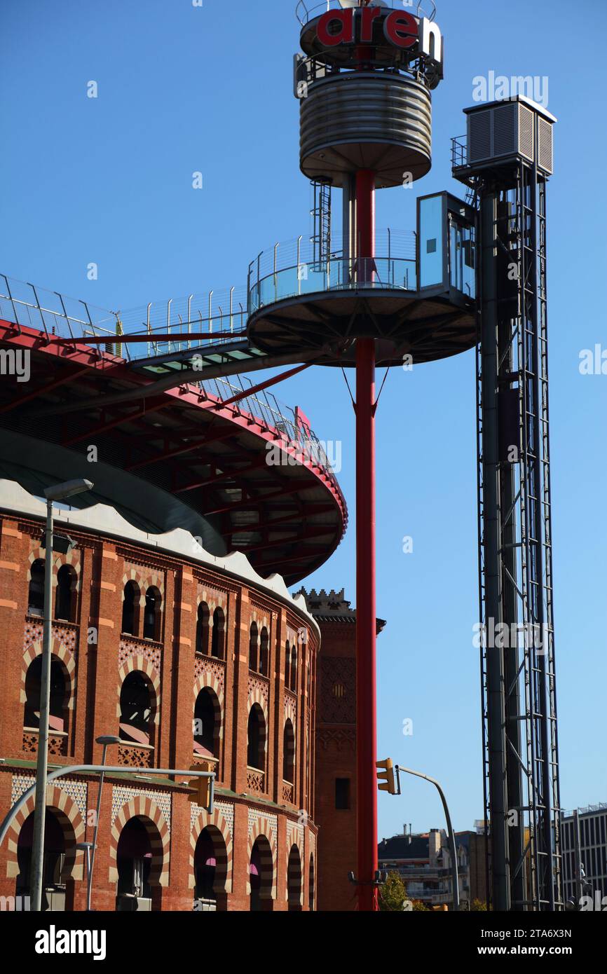 BARCELLONA, SPAGNA - 8 OTTOBRE 2021: Edificio Arenas de Barcelona in Spagna. In passato era un famoso stadio di corride, ora è convertito in un centro commerciale. Foto Stock