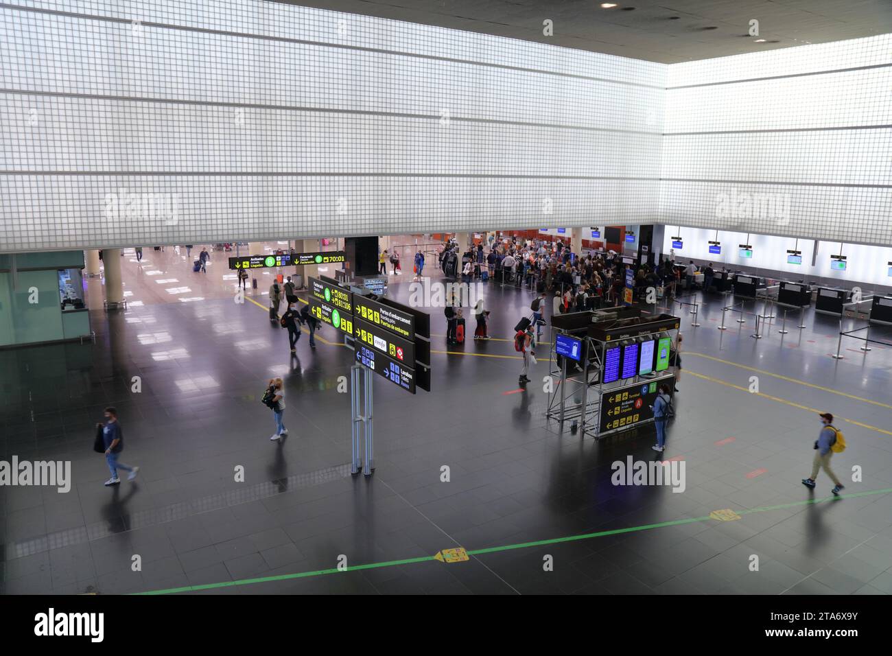 BARCELLONA, SPAGNA - 8 OTTOBRE 2021: Terminal interno dell'aeroporto di Barcellona in Spagna. Barcellona è uno degli aeroporti più trafficati della Spagna e dell'Europa. Foto Stock