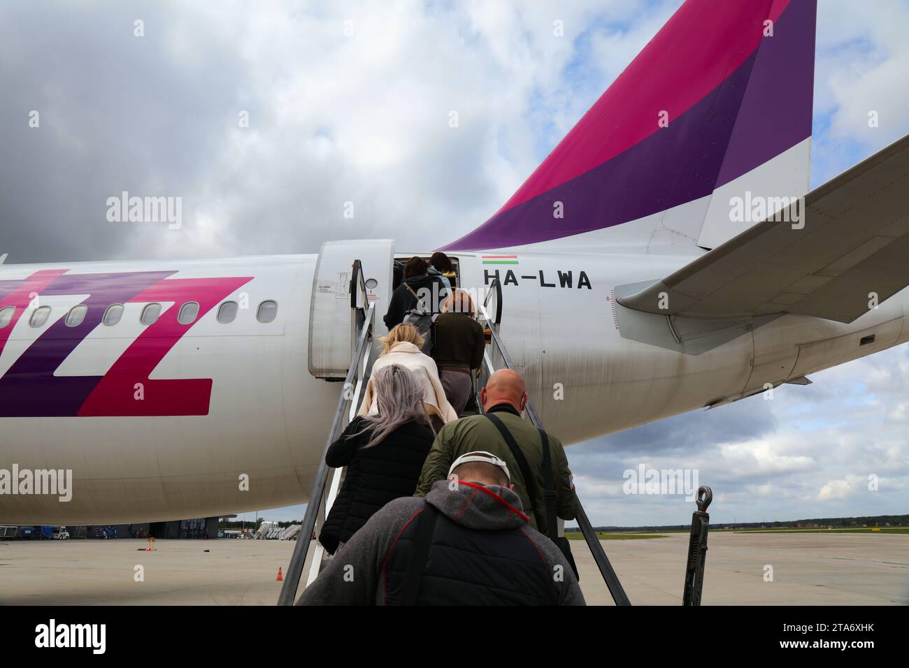 KATOWICE, POLONIA - 24 SETTEMBRE 2021: Passeggeri a bordo della compagnia aerea low cost Wizz Air Airbus A320 tramite scale all'aeroporto di Katowice in Polonia. Foto Stock