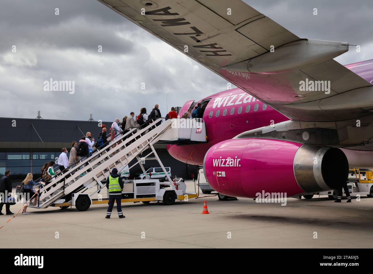 KATOWICE, POLONIA - 24 SETTEMBRE 2021: Passeggeri a bordo della compagnia aerea low cost Wizz Air Airbus A320 tramite scale all'aeroporto di Katowice in Polonia. Foto Stock