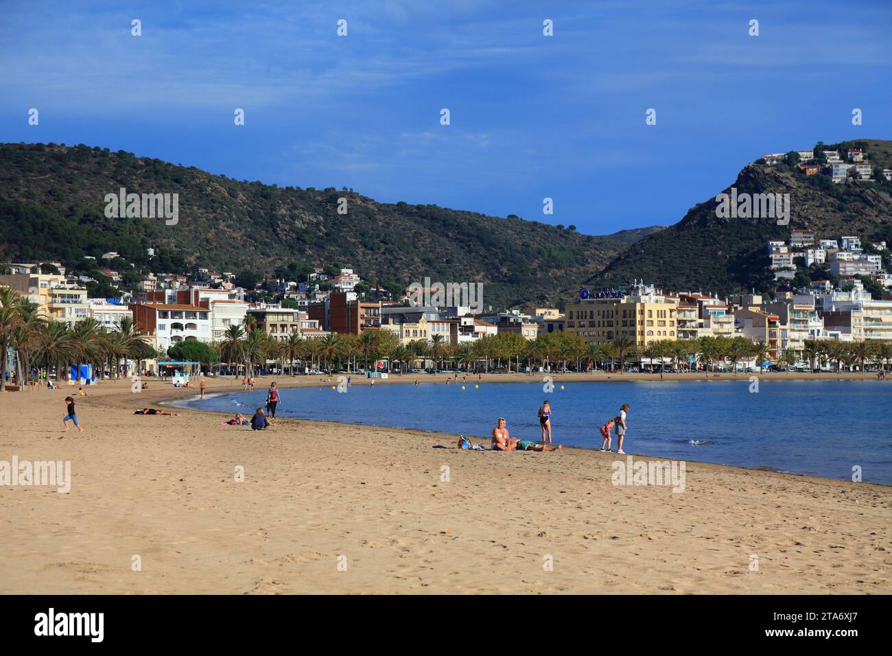 ROSES, SPAGNA - 5 OTTOBRE 2021: La gente visita la spiaggia di Roses, città nella contea di Alt Emporda, nella regione di vacanza della Costa Brava, in Spagna. Foto Stock
