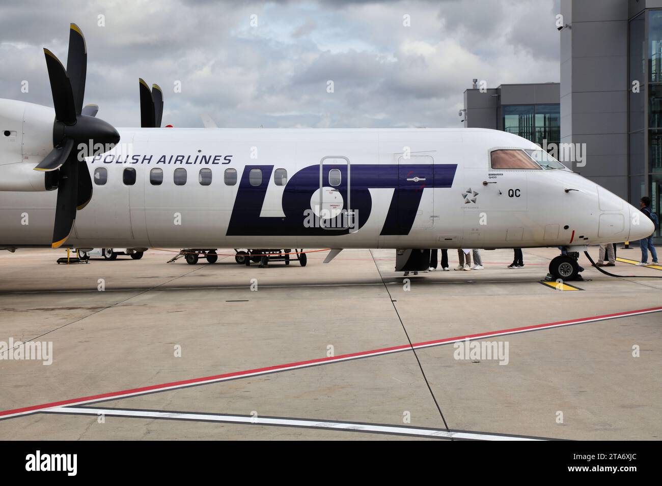KATOWICE, POLONIA - 24 SETTEMBRE 2021: Bombardier Q400 aereo a turboelica di collegamento regionale della LOT Polish Airlines presso l'aeroporto di Katowice in Polonia. Foto Stock