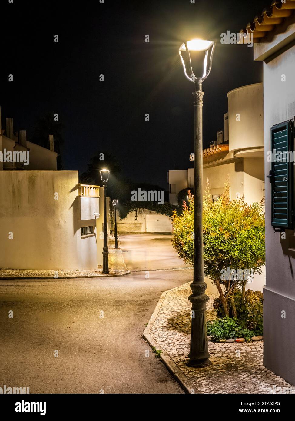 Scena urbana di strada notturna a Sines nella regione dell'Alentejo in Portogallo Foto Stock