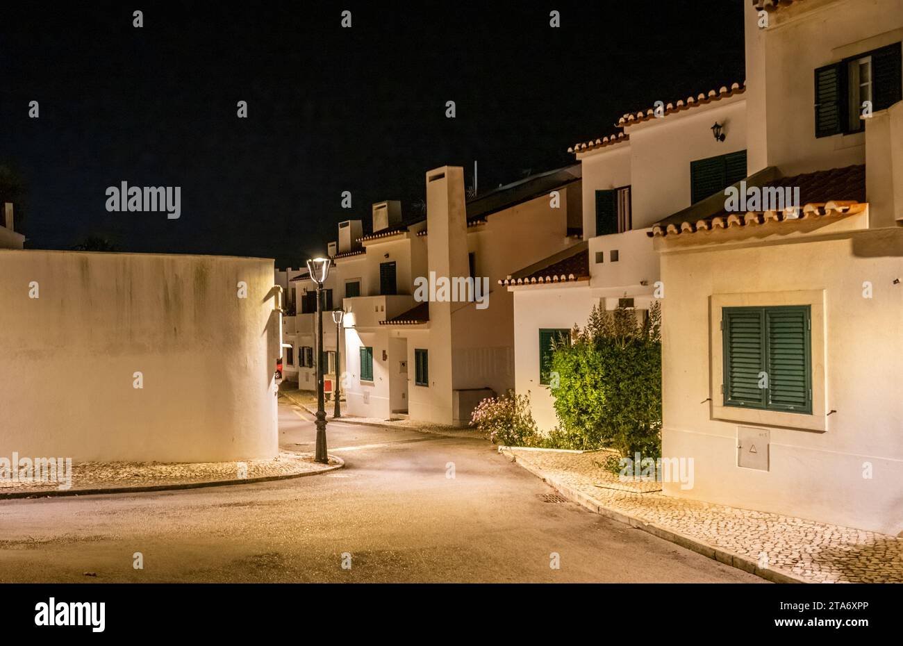 Scena urbana di strada notturna a Sines nella regione dell'Alentejo in Portogallo Foto Stock