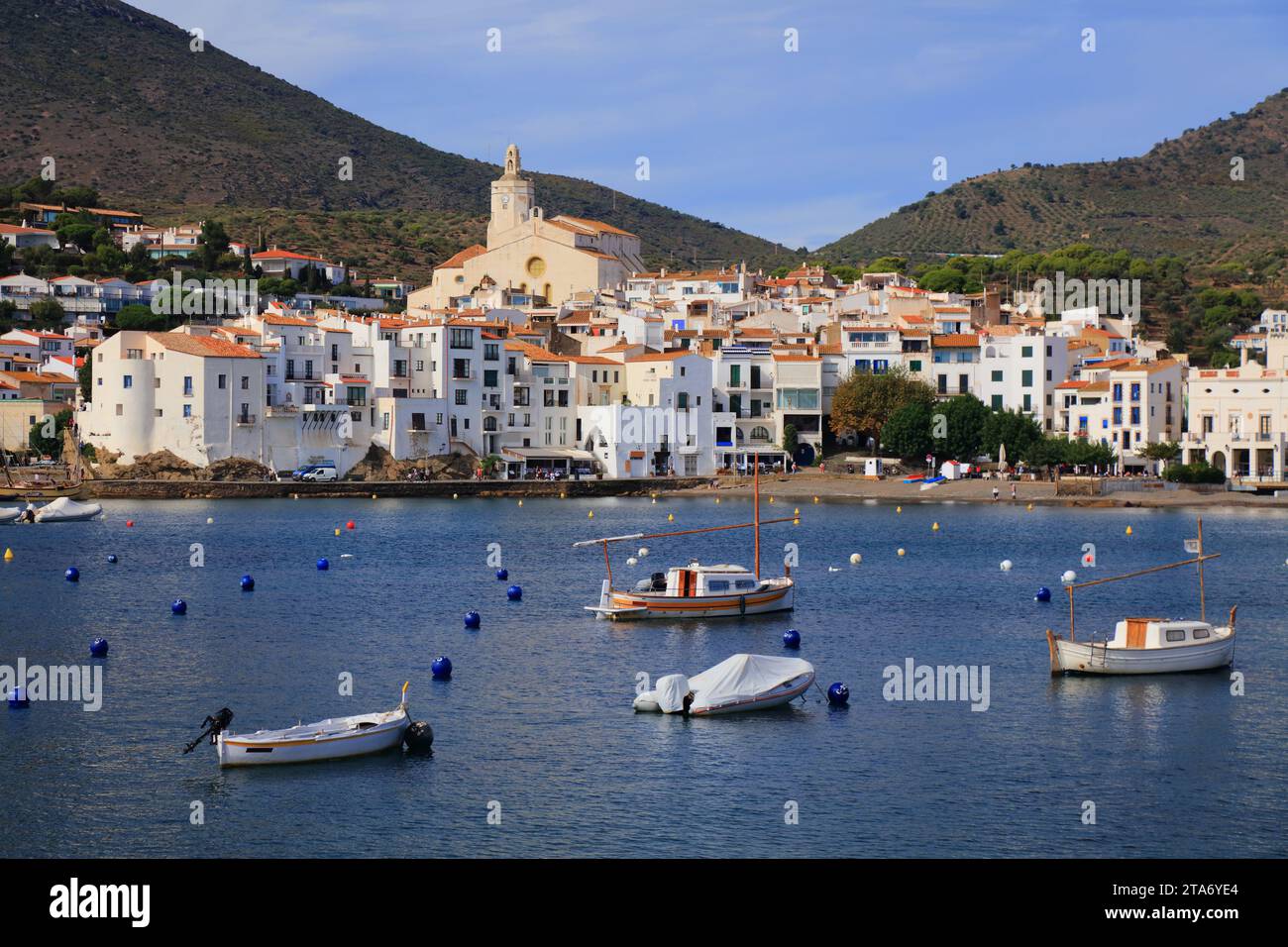 Porto di pesca Cadaques in Spagna. Città bianca nella contea di Alt Emporda della Catalogna, Spagna. Foto Stock