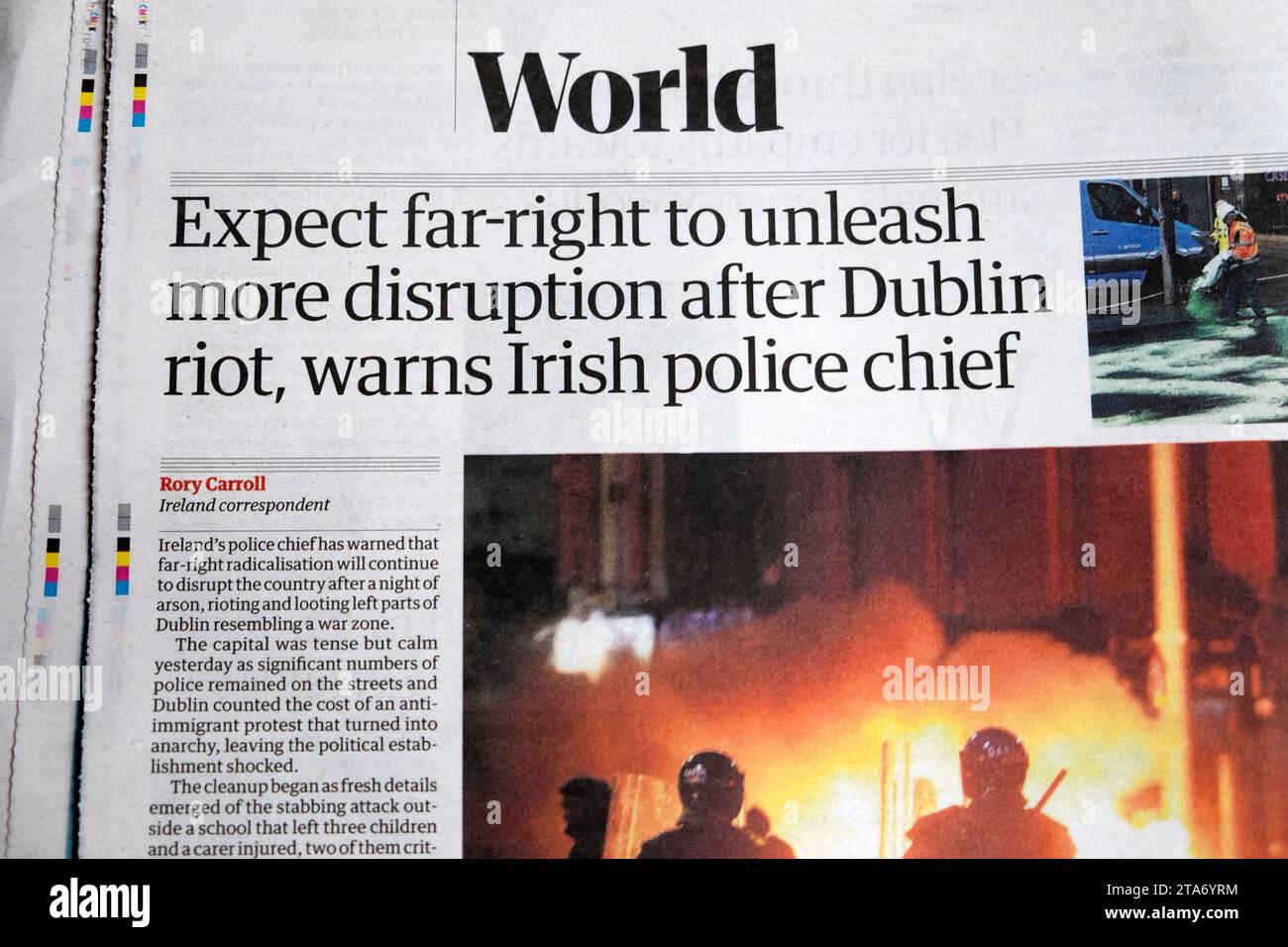 "Aspettatevi un'estrema destra per scatenare ulteriori disagi dopo che la rivolta di Dublino avverte il capo della polizia irlandese" titolo del quotidiano Guardian 25 novembre 2023 Londra Regno Unito Foto Stock