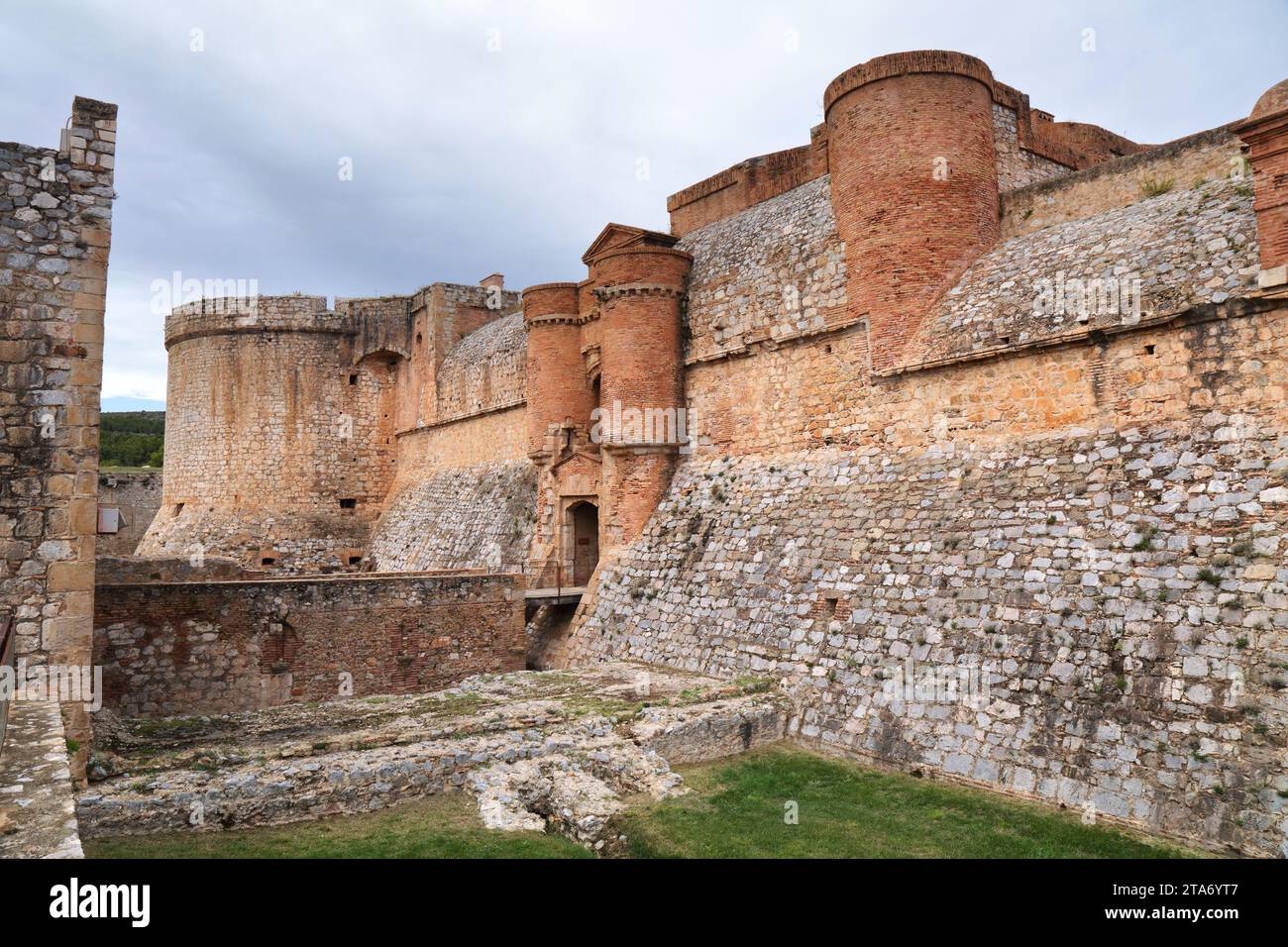 Fort de Salses, fortezza catalana a Salses-le-Chateau, nel dipartimento dei Pirenei Orientales in Francia. Foto Stock