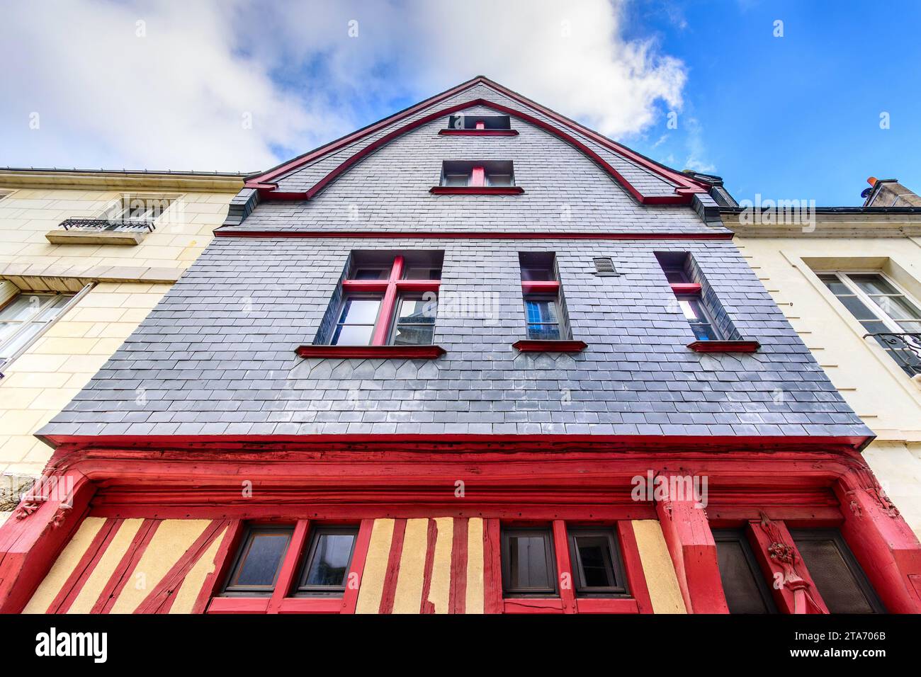 Tradizionale facciata in legno e ardesia di una casa cittadina del XVI/XVII secolo - Tours, Indre-et-Loire (37), Francia. Foto Stock