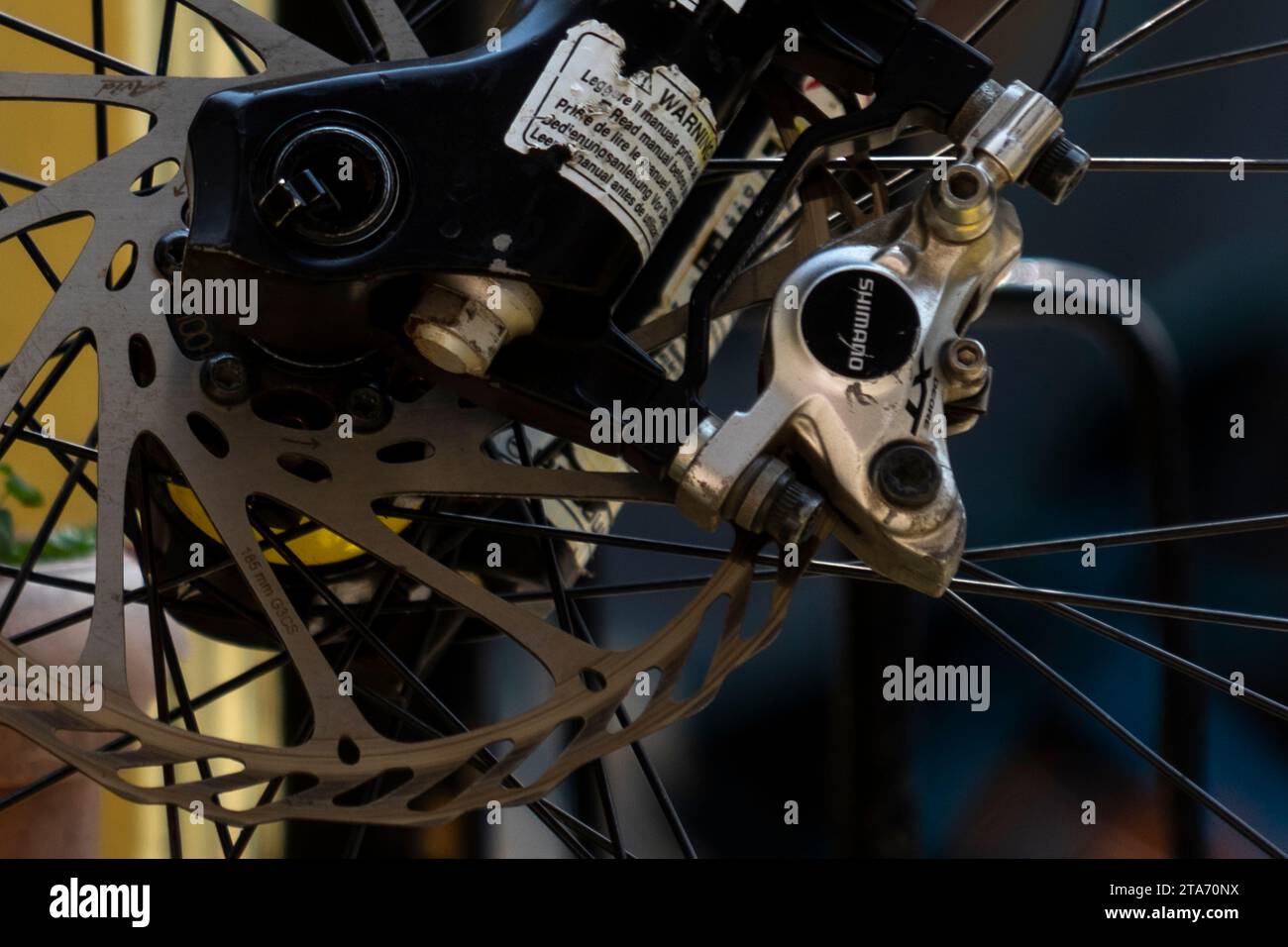 Il freno della Mountain bike Shimano viene frenato su sfondo sfocato Foto Stock