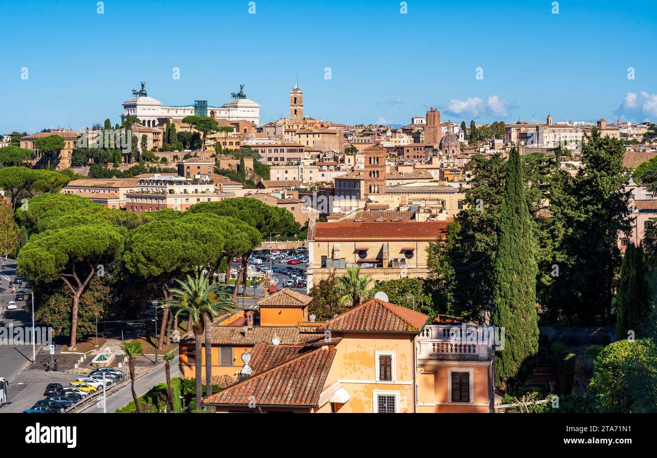 Monumenti visti da uno dei sette colli di Roma Foto Stock