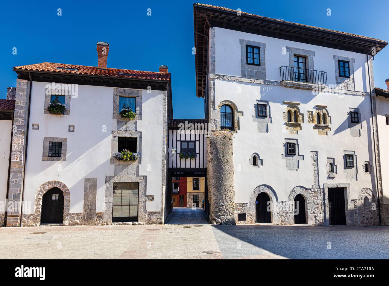 Palazzo Gastañaga o Palazzo San Nicolás, palazzo signorile gotico, precedentemente chiusura difensiva per la città. Llanes, Asturias, Spagna. Foto Stock
