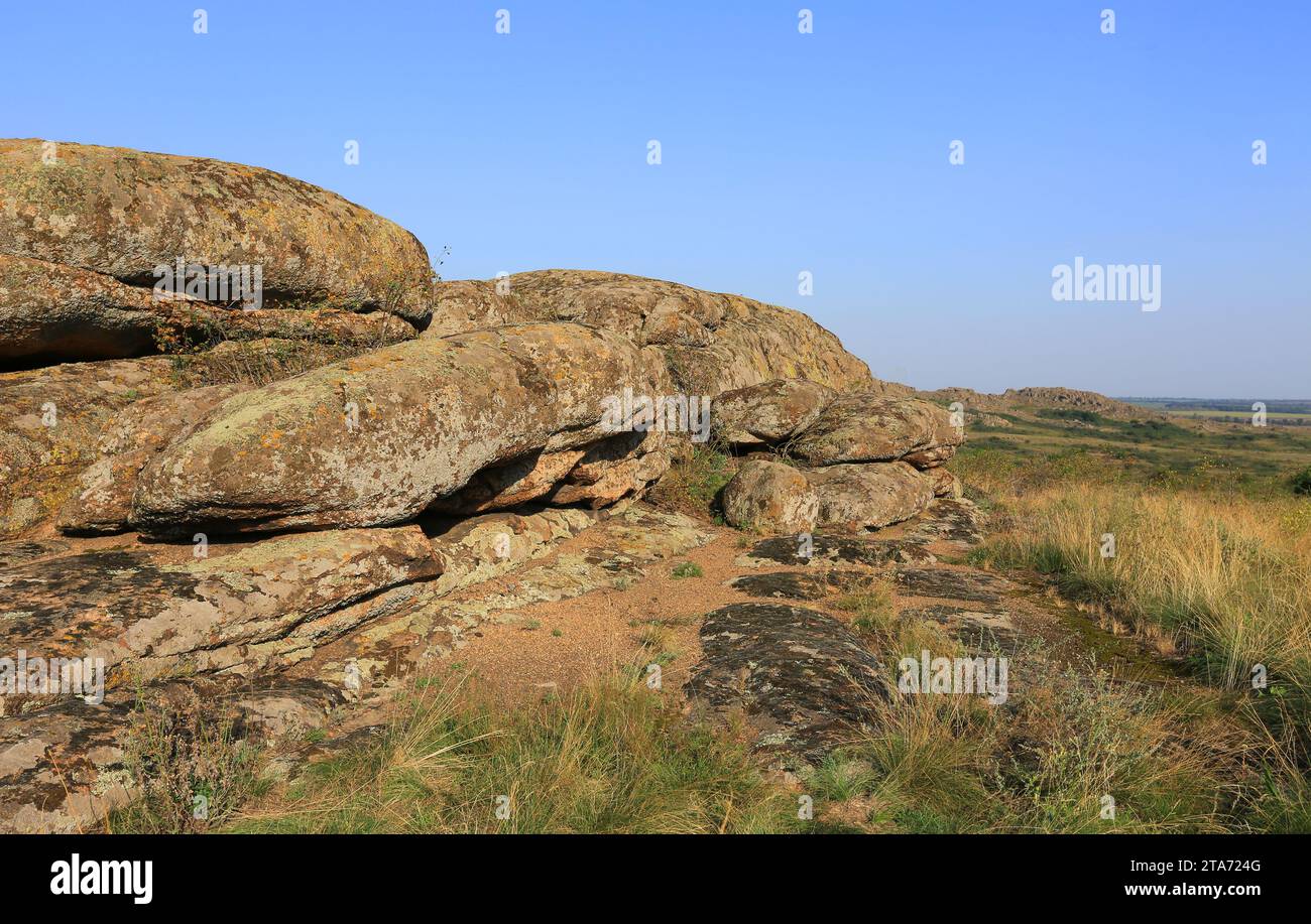 Paesaggio con vecchie pietre nella steppa ucraina Foto Stock