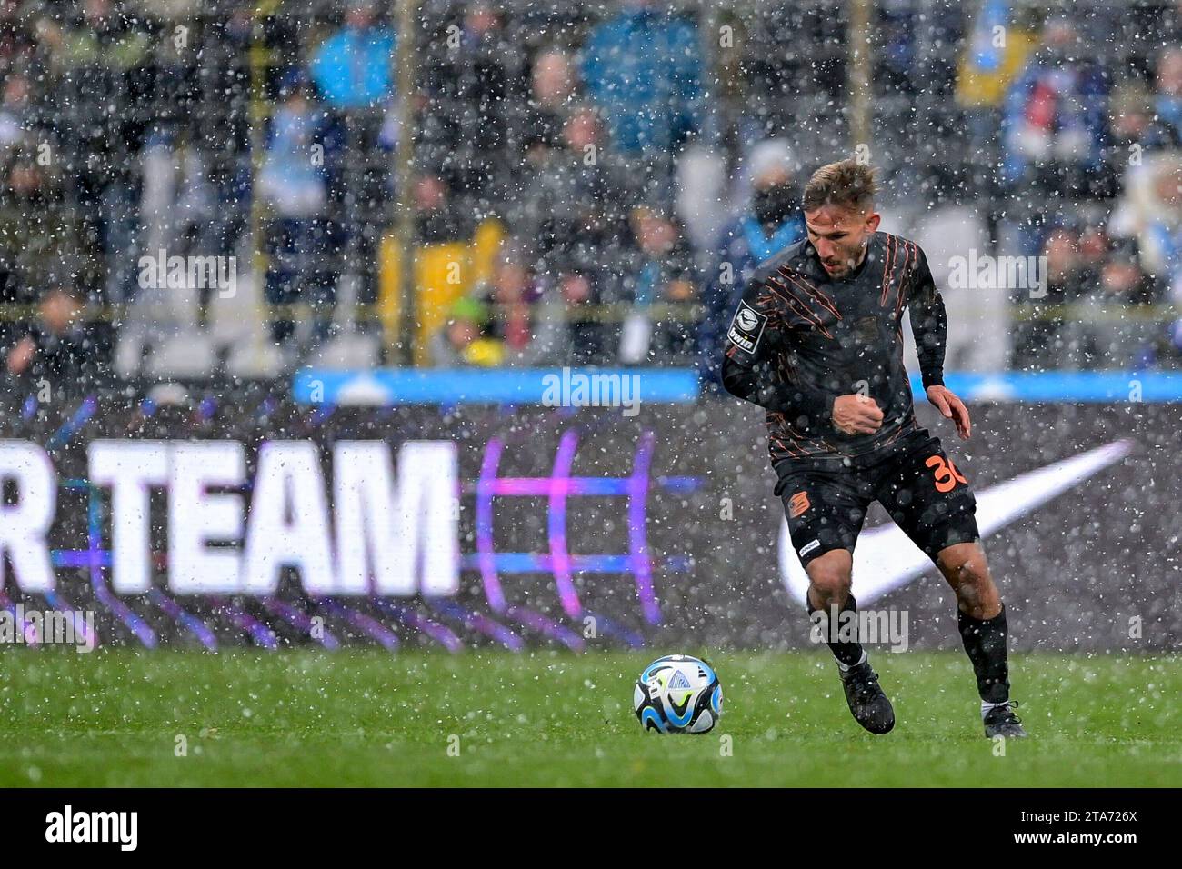 Simon Skarlatidis (Unterhaching, 30) AM Ball, Freisteller, Ganzkörper, Einzelbild, Aktion, Action, 25.11.2023, München (Deutschland), Fussball, 3) LIGA, TSV 1860 MÜNCHEN - SPVGG UNTERHACHING, DFB/DFL VIETA L'USO DI FOTOGRAFIE COME SEQUENZE DI IMMAGINI E/O QUASI-VIDEO. Foto Stock