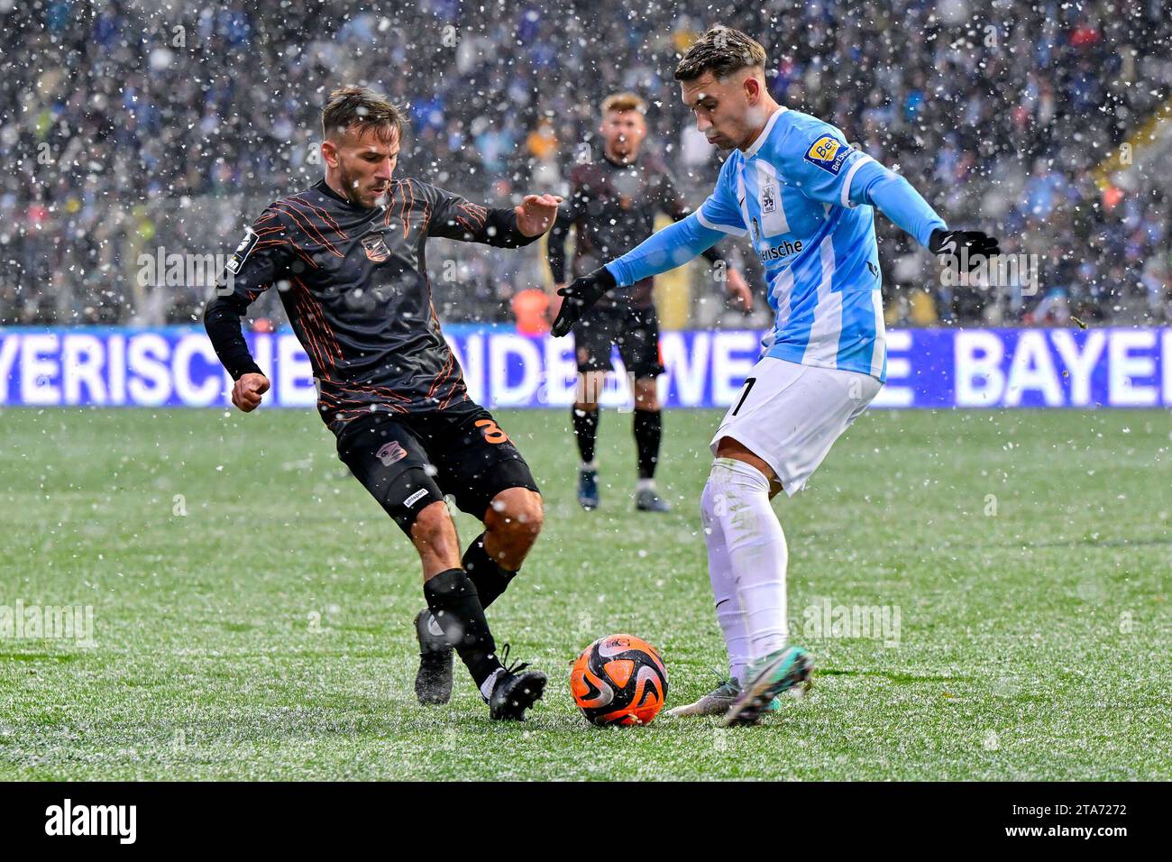 v.li.: Simon Skarlatidis (Unterhaching, 30) Julian Guttau (TSV 1860, 7) im Zweikampf, Duell, duello, tackle, Dynamik, Action, Aktion, 25.11.2023, München (Deutschland), Fussball, 3. LIGA, TSV 1860 MÜNCHEN - LE NORMATIVE SPVGG UNTERHACHING, DFB/DFL VIETANO L'USO DI FOTOGRAFIE COME SEQUENZE DI IMMAGINI E/O QUASI-VIDEO. Foto Stock