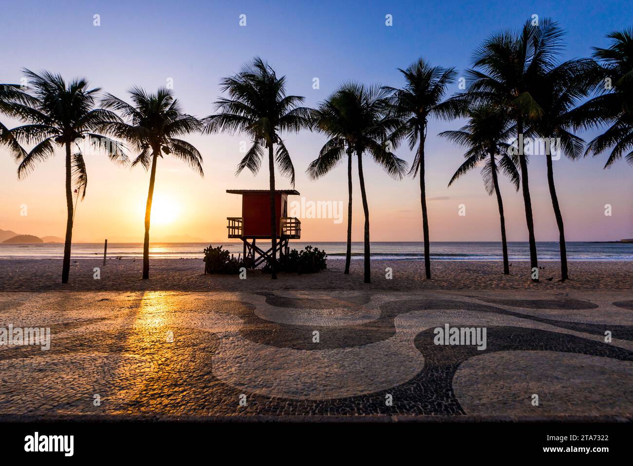 Palme e bagnino a Copacabana Beach all'alba e al famoso mosaico di marciapiedi Foto Stock