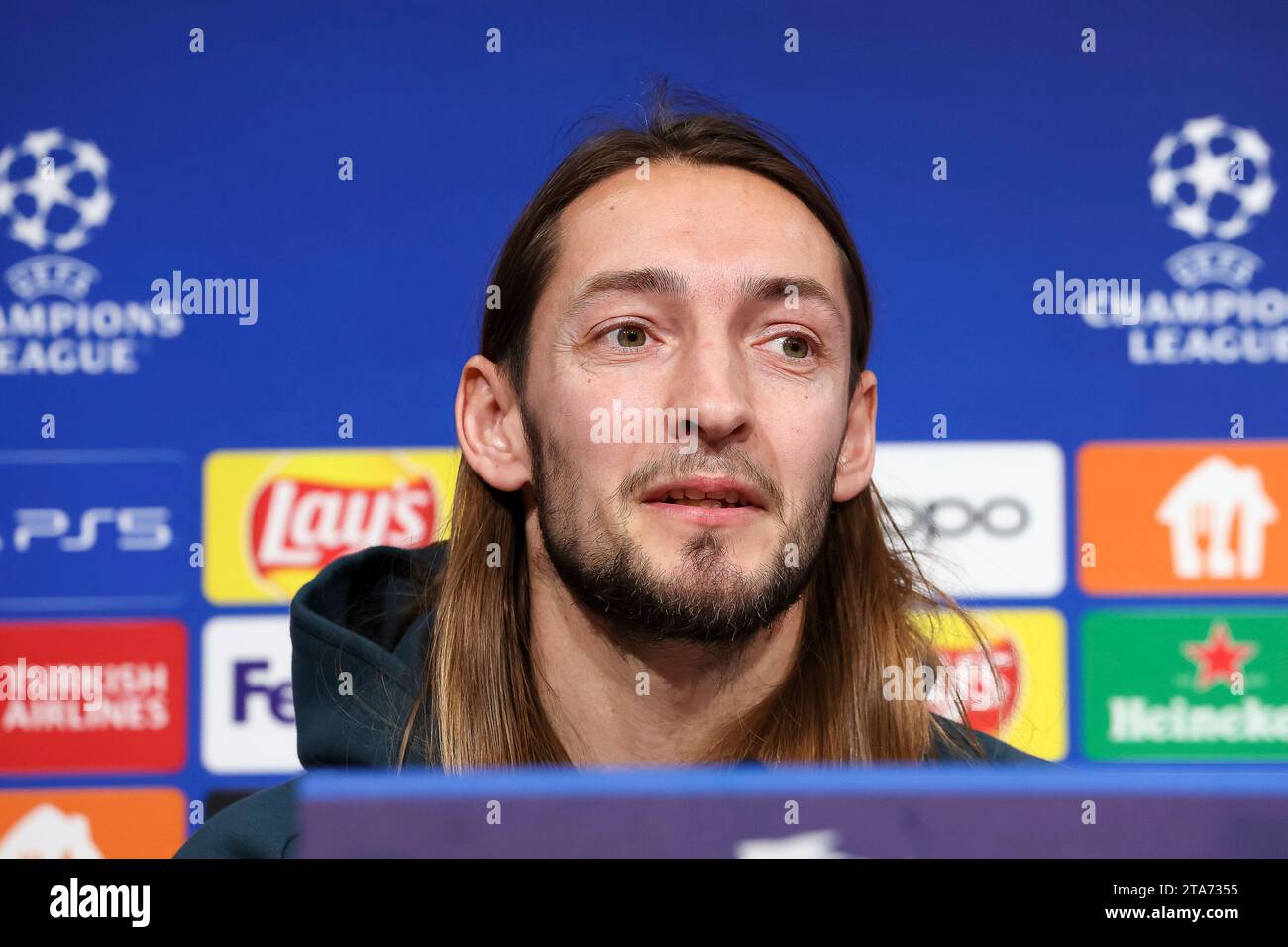 Muenchen, Deutschland. 28 novembre 2023. Rasmus Falk (FC Kopenhagen, n. 33), Internationale Pressekonferenz. FC Kopenhagen, Fussball, UEFA Champions League, Vorrunde, 5. Spieltag, Saison 23/24, 28.11.2023, FC Kobenhavn foto: Eibner-Pressefoto/Jenni Maul credito: dpa/Alamy Live News Foto Stock