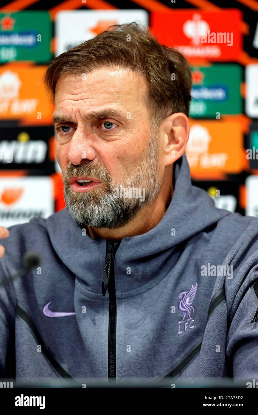 29 novembre 2023; Anfield e AXA Training Centre, Liverpool, Merseyside, Inghilterra; conferenza stampa e sessione di allenamento in vista della partita della fase a gironi di UEFA Europa League tra Liverpool e LASK a Liverpool, Inghilterra. Il manager del Liverpool, Jurgen Klopp, parla ai media Foto Stock