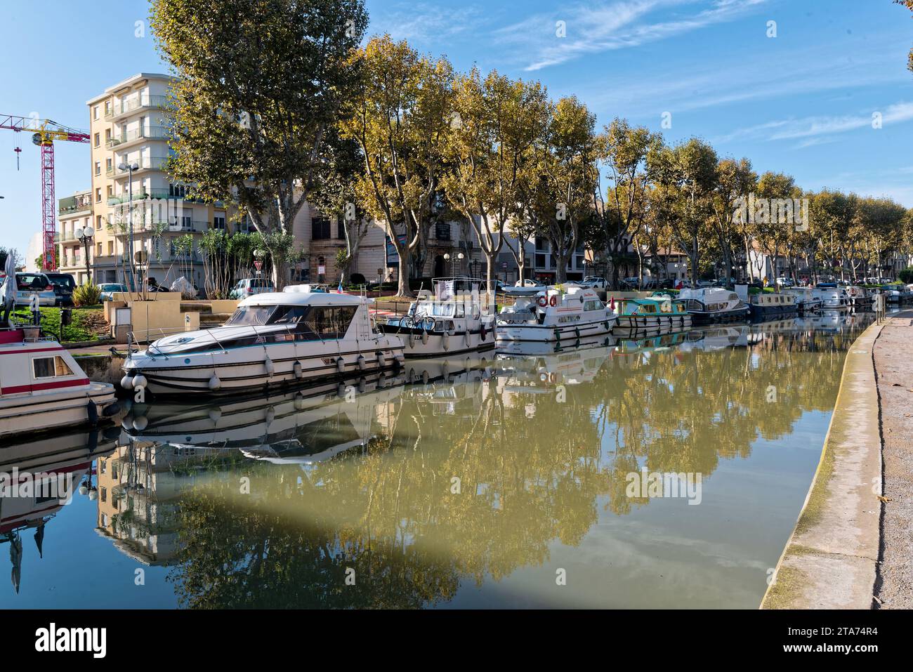 le centre-ville de Narbonne, le Canal de la Robine, la cathédrale et le passage de l’ancre, le marché local Foto Stock
