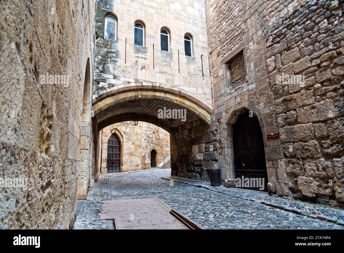 le centre-ville de Narbonne, le Canal de la Robine, la cathédrale et le passage de l'ancre, le marché local - le passage de l'ancre Foto Stock