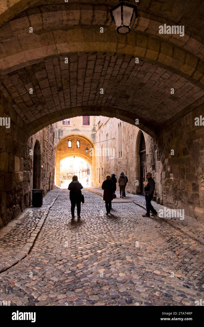 le centre-ville de Narbonne, le Canal de la Robine, la cathédrale et le passage de l'ancre, le marché local - le passage de l'ancre Foto Stock