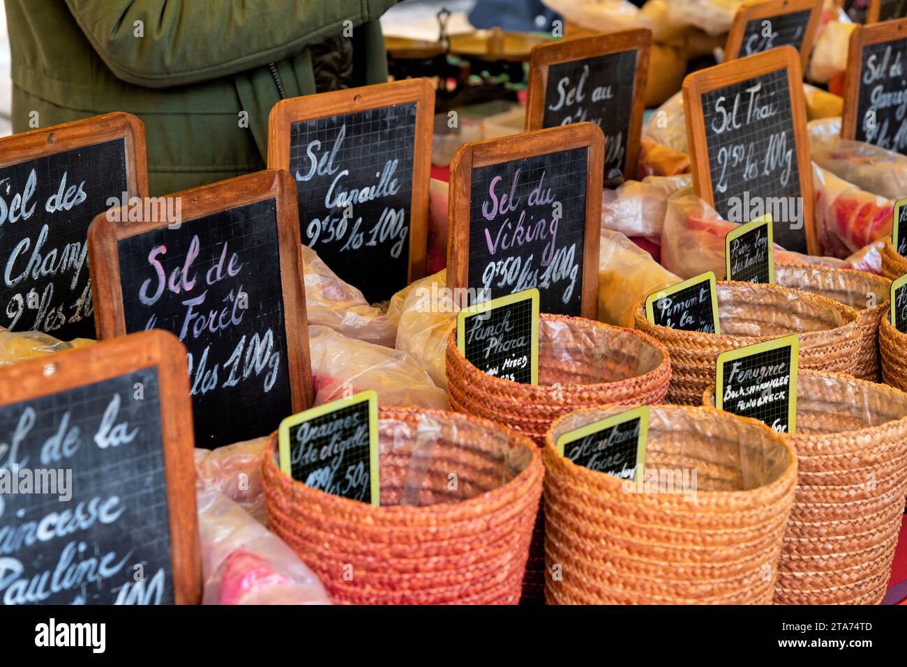 le centre-ville de Narbonne, le marché local, épices et vanneries colorées Foto Stock