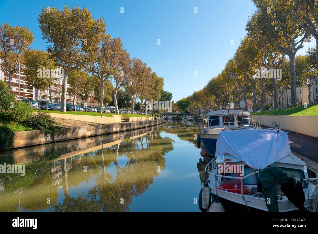 le centre-ville de Narbonne, le Canal de la Robine, la cathédrale et le passage de l’ancre, le marché local Foto Stock