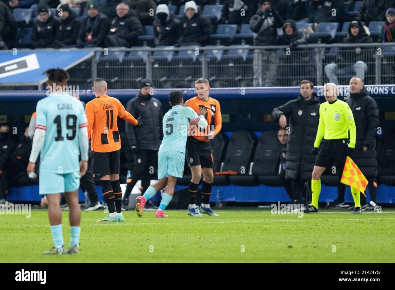 Amburgo, Deutschland. 28 novembre 2023. Faul von Owen Wijndal (Royal Antwerpen, 5) bei der Auswechslung UEFA Champions League: Shakhtar - Royal Antwerpen; Hamburg, Volksparkstadion, 28.11.2023 Credit: dpa/Alamy Live News Foto Stock