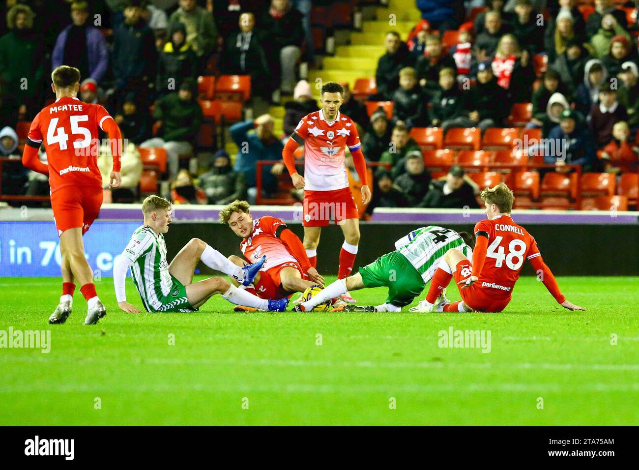 Oakwell Stadium, Barnsley, Inghilterra - 28 novembre 2023 i Tempers si scaldano con Callum Styles e Luca Connell (48) di Barnsley e Kian Breckin (8) e Josh Scowen (4) dei Wycombe Wanderers - durante la partita Barnsley contro Wycombe Wanderers, Sky Bet League One, 2023/24, Oakwell Stadium, Barnsley, Inghilterra - 28 novembre 2023 crediti: Arthur Haigh/WhiteRosePhotos/Alamy Live News Foto Stock