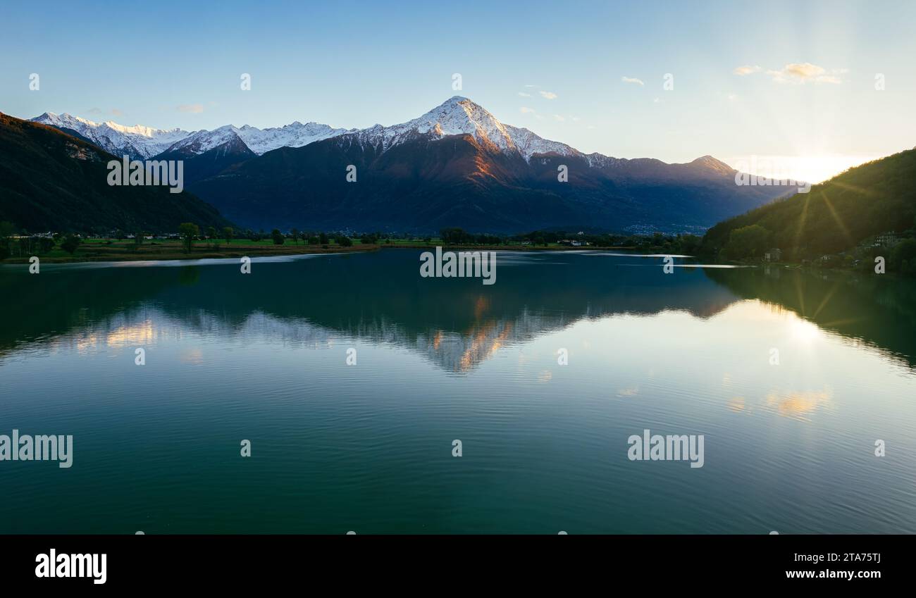 Lago di Como e paesaggio montano in autunno, Lombardia, Italia Foto Stock