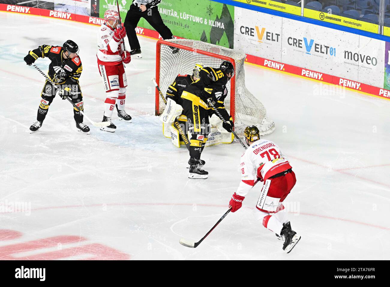 Eishockey - DEL 2: Krefeld Pinguine vs EC Bad Nauheim AM 28.11.2023 in der Yayla-Arena a Krefeld Bad Nauheims Kevin Orendorz (Nr.78)trifft zum 2:3 foto: Osnapix Foto Stock