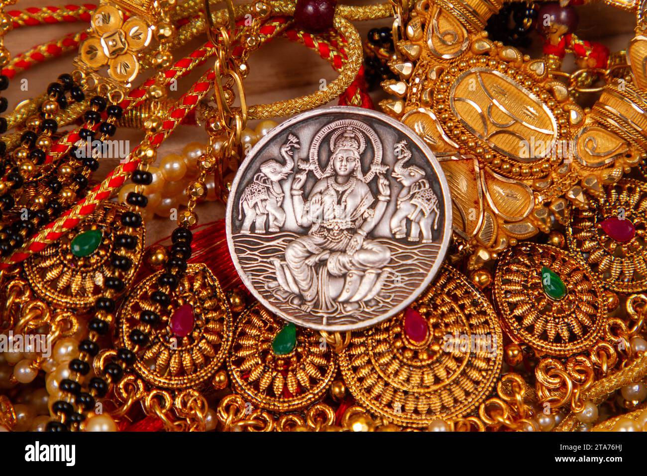 Gioielleria IN legno Durga, Saraswati o laxmi moneta d'argento isolata su sfondo bianco . dio indiaano. Foto Stock