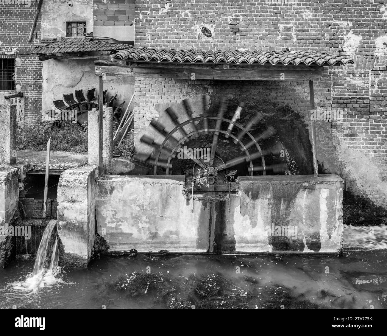 Antico mulino ad acqua nella campagna di Vercelli Foto Stock