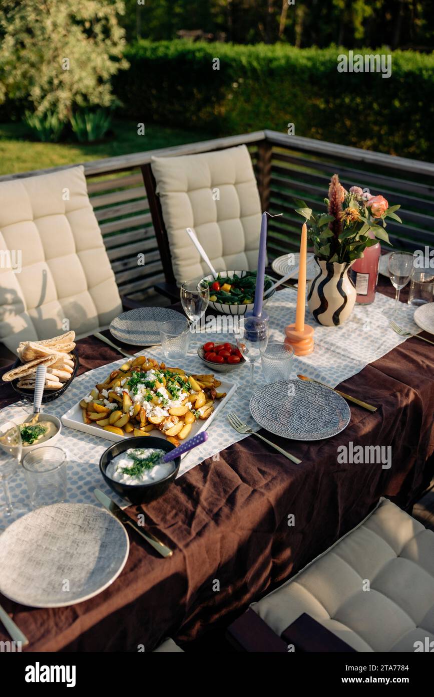 Spuntini freschi e piatti disposti sul tavolo durante la festa nel cortile sul retro Foto Stock