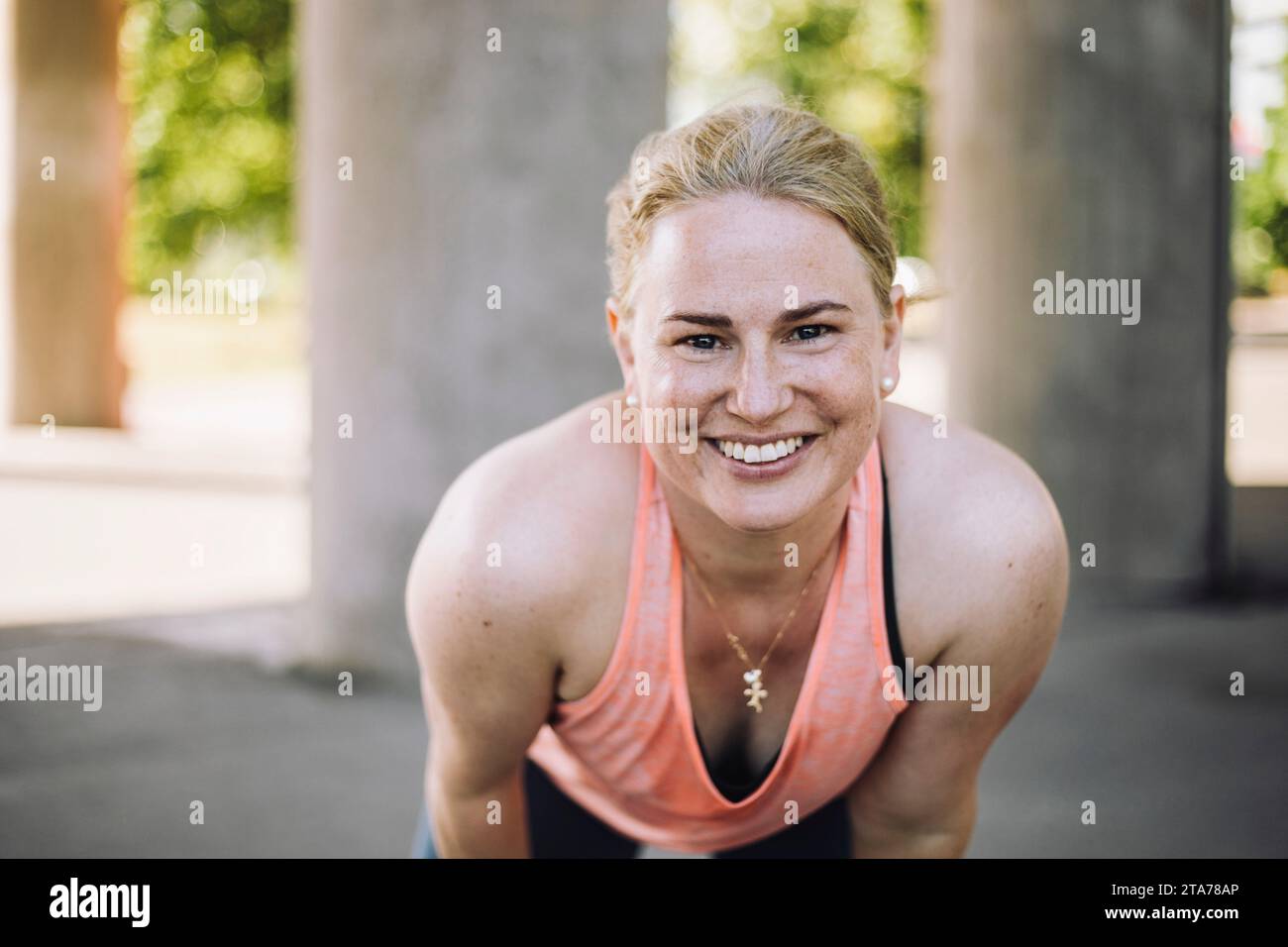 Ritratto di donna bionda matura sorridente Foto Stock