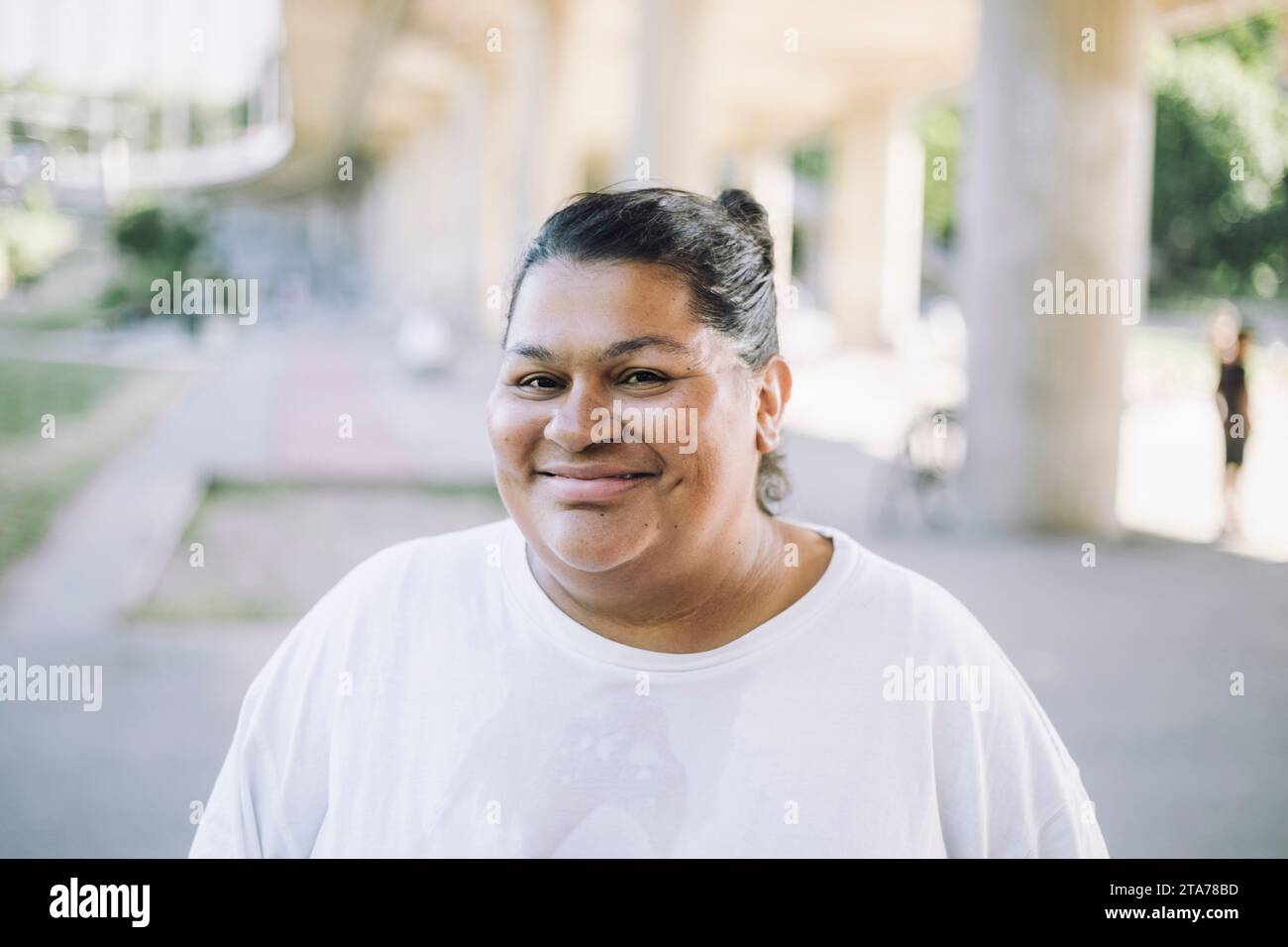 Ritratto di una donna oversize sorridente che indossa una t-shirt bianca Foto Stock