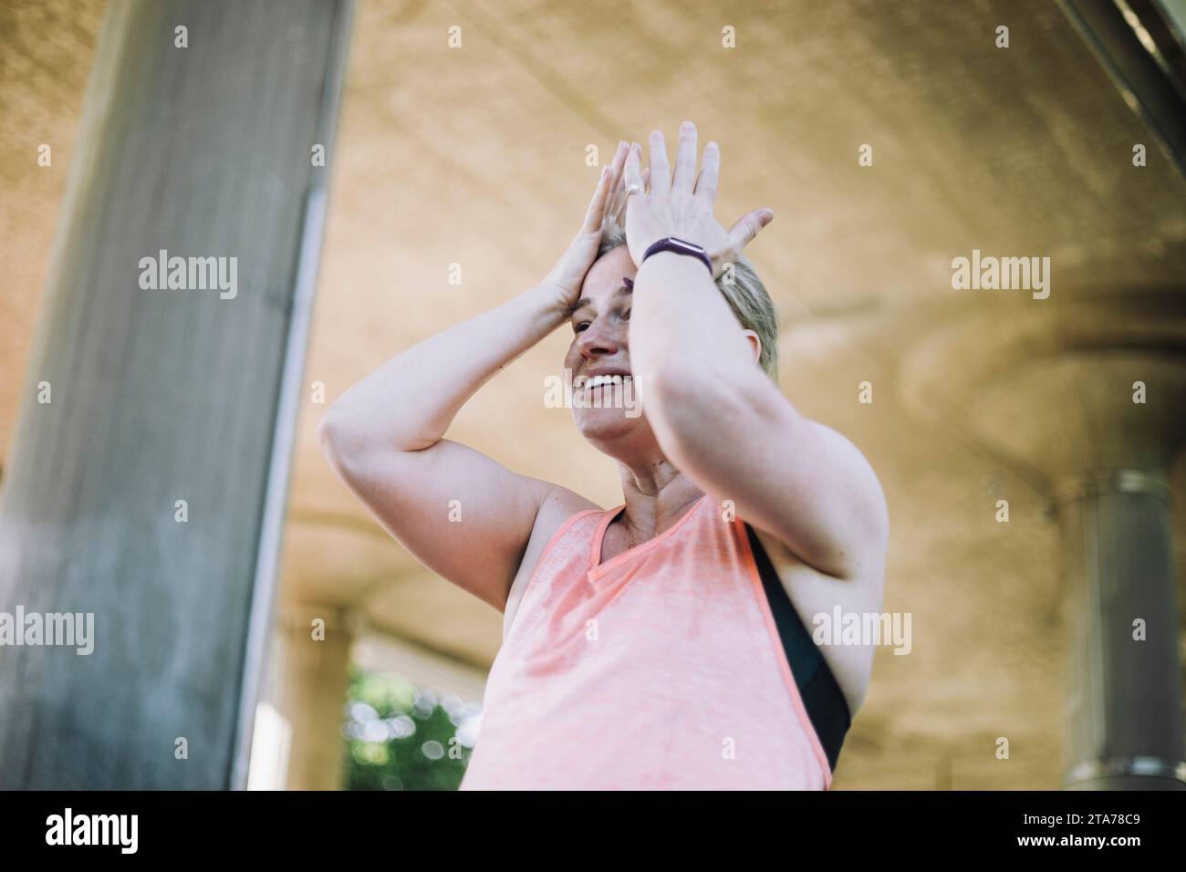 Vista angolare bassa di donna matura esausta durante l'allenamento Foto Stock