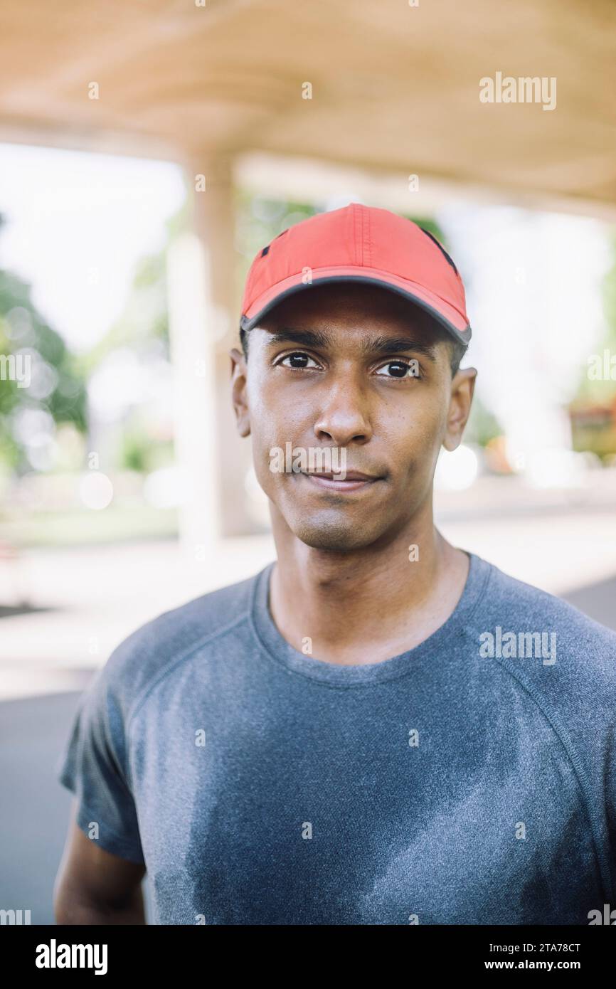 Ritratto di un uomo che indossa un berretto rosso Foto Stock