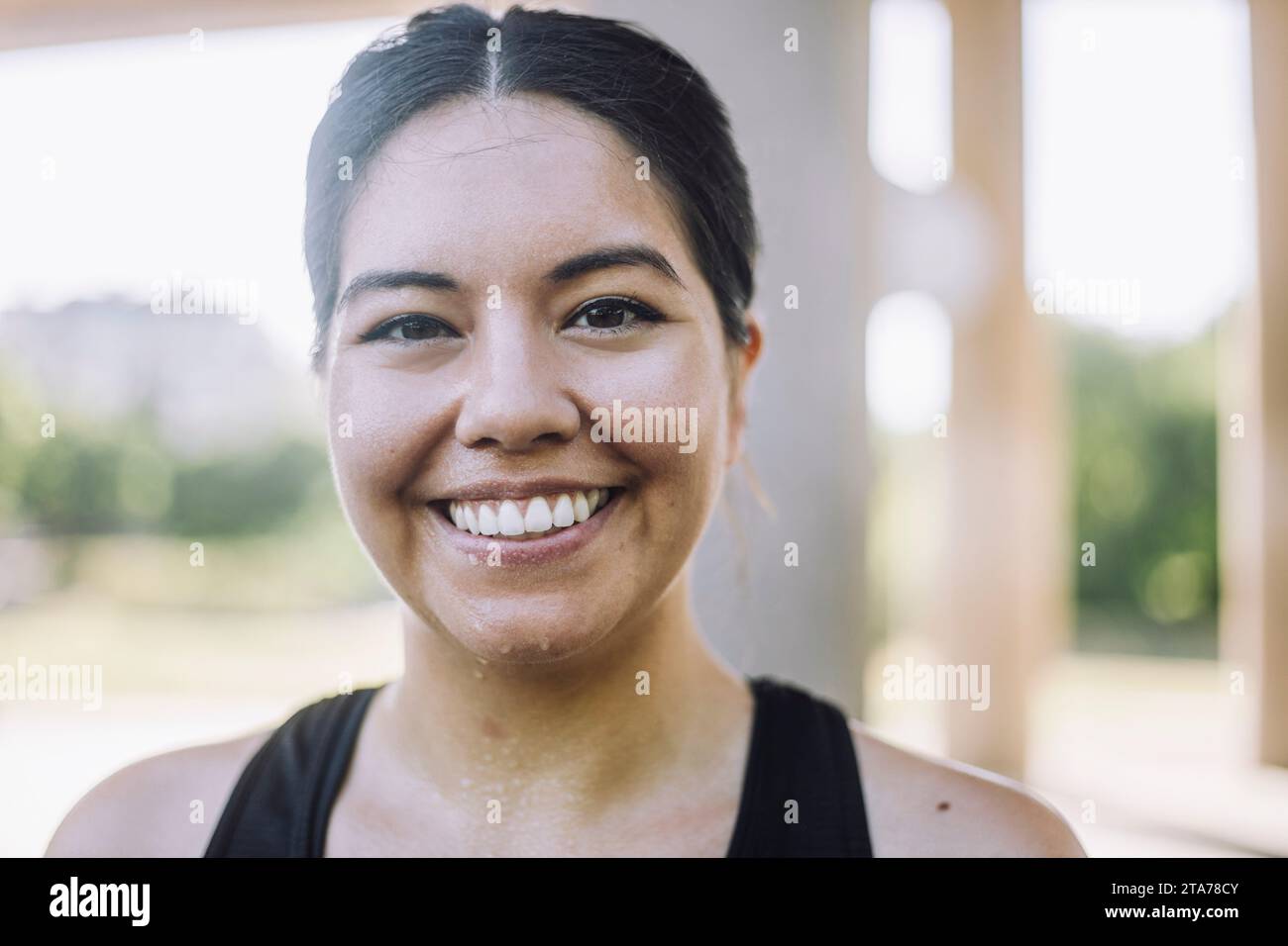 Ritratto di donna felice con sudore in faccia Foto Stock