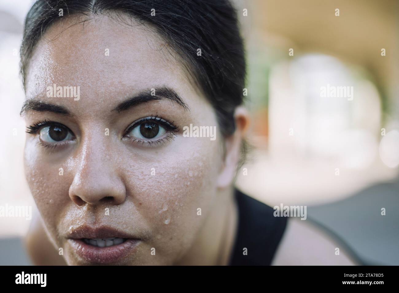 Ritratto di donna esausta con sudore sul viso Foto Stock