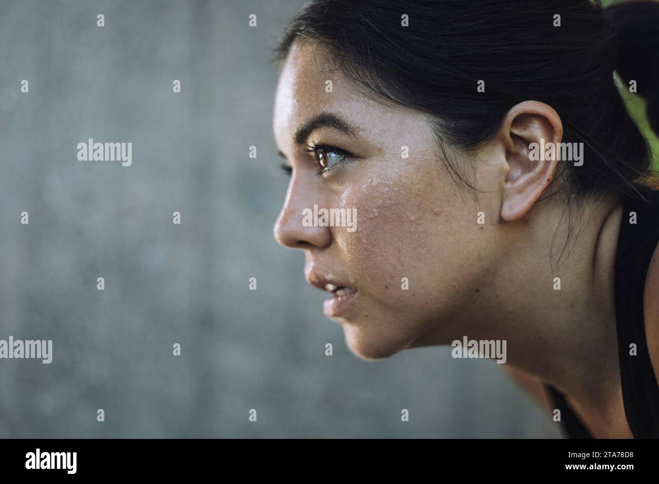 Il volto di una donna determinata che fa il lavoro Foto Stock
