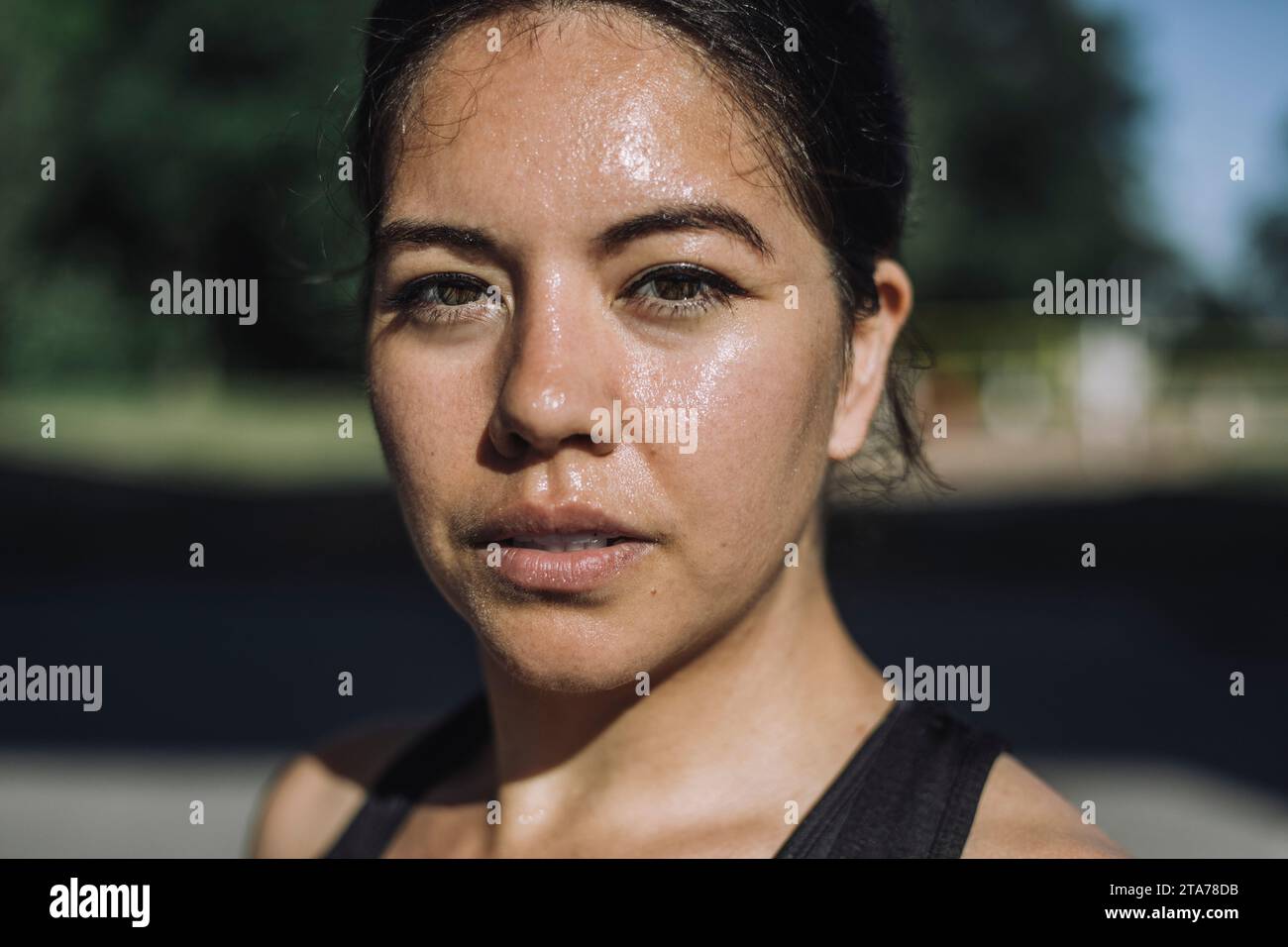 Ritratto di una donna sicura di sé che si allena nelle giornate di sole Foto Stock